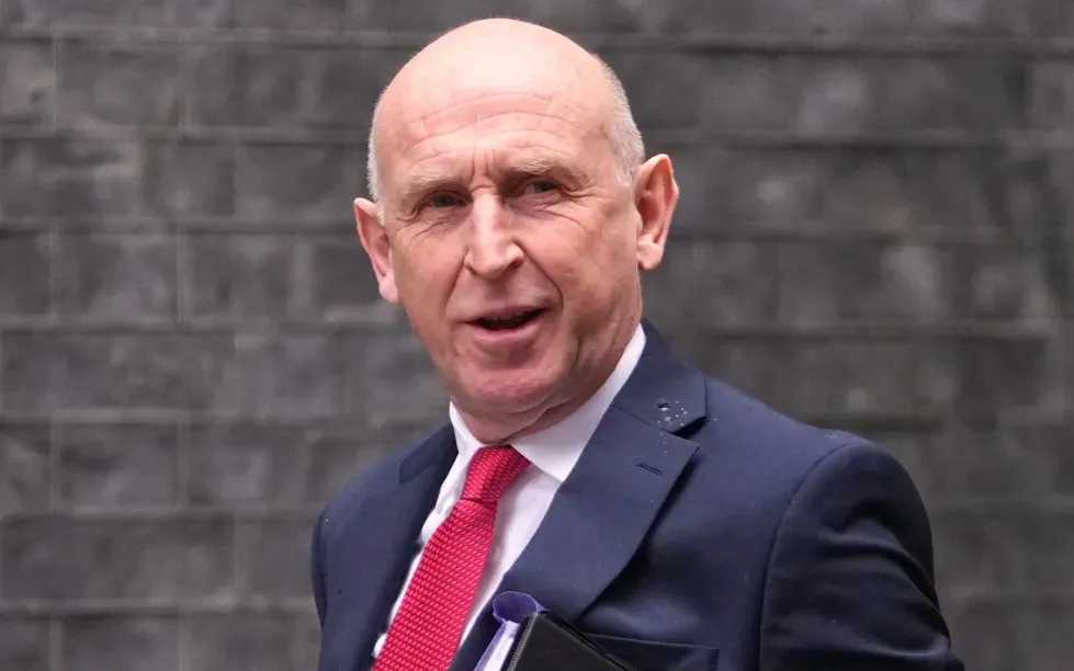 Bộ trưởng Quốc phòng Anh John Healey tại London hôm 20/10. 
(Ảnh: AP) Bộ trưởng Quốc phòng Anh John Healey tại London hôm 20/10. 
(Ảnh: AP)