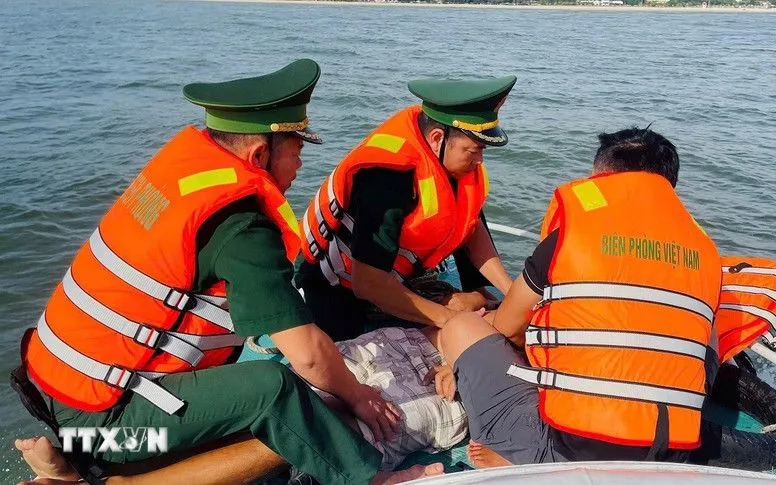 Sơ cứu và đưa ngư dân gặp nạn vào bờ. Ảnh minh họa. (Ảnh: TTXVN phát) Sơ cứu và đưa ngư dân gặp nạn vào bờ. Ảnh minh họa. (Ảnh: TTXVN phát)