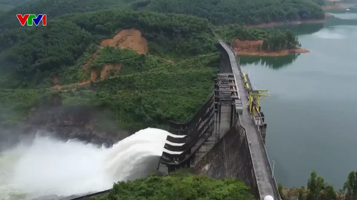 Huế hạ thấp mực nước hồ, sẵn sàng ứng phó bão số 12 - Ảnh 1.