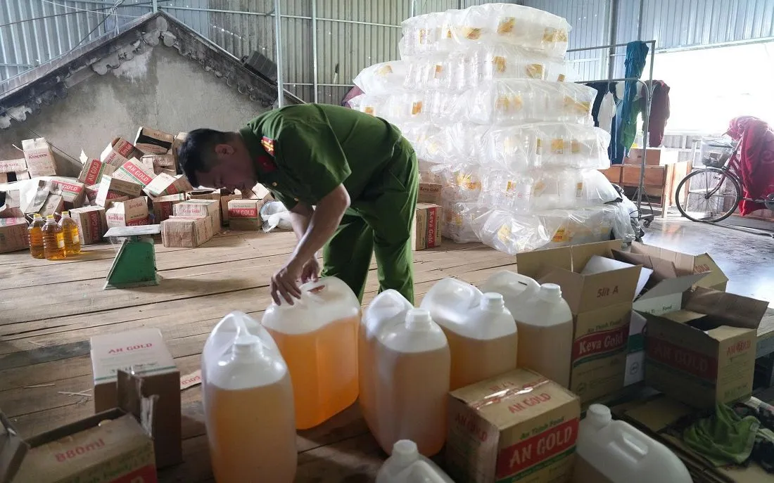 Bên trong khu vực sản xuất dầu ăn giả. (Ảnh: CA) Bên trong khu vực sản xuất dầu ăn giả. (Ảnh: CA)