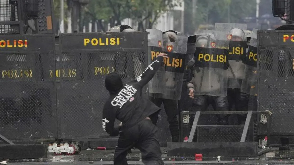 Sinh viên Indonesia biểu tình sau hàng loạt vụ ngộ độc “bữa ăn miễn phí”- Ảnh 1. Sinh viên Indonesia biểu tình sau hàng loạt vụ ngộ độc “bữa ăn miễn phí”- Ảnh 1.