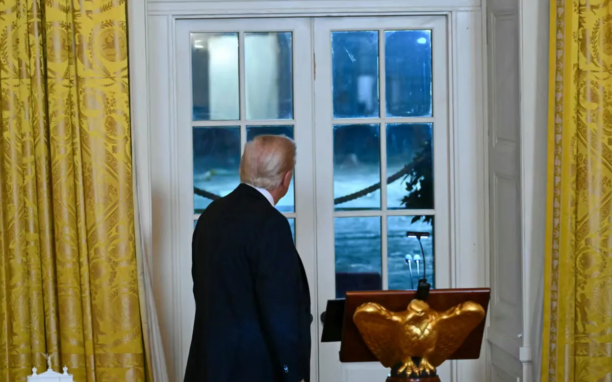 Tổng thống Donald Trump nhìn về phía công trường xây dựng phòng khiêu vũ tại Nhà Trắng (Ảnh: AFP) Tổng thống Donald Trump nhìn về phía công trường xây dựng phòng khiêu vũ tại Nhà Trắng (Ảnh: AFP)