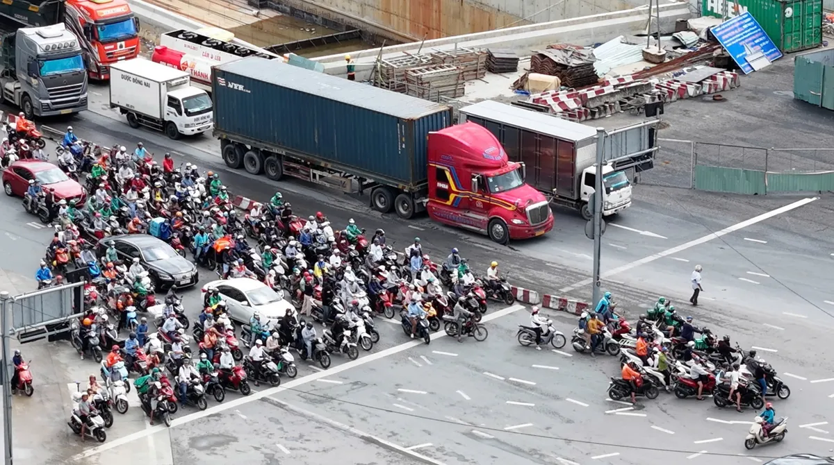 TP Hồ Chí Minh: Triển khai đồng bộ giải pháp xử lý 336 điểm nguy cơ ùn tắc giao thông - Ảnh 2.