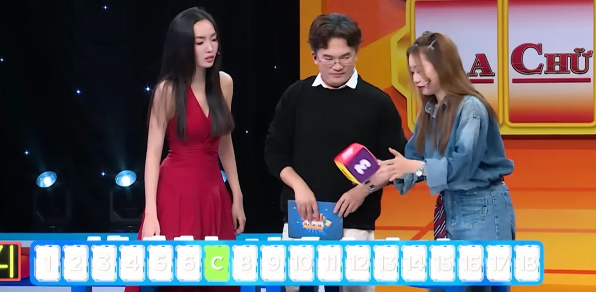 Á Khôi Đại học Sân khấu - Điện ảnh giành chiến thắng thuyết phục tại “Úm ba la ra chữ gì" - Ảnh 3.