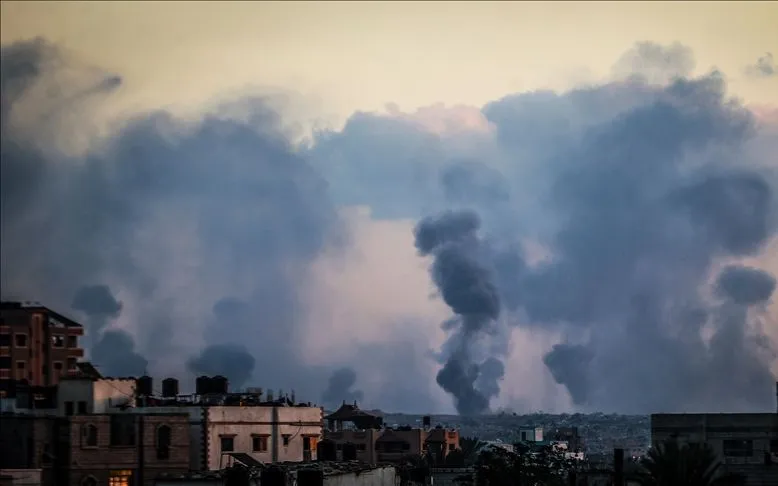 Israel bắt đầu một loạt cuộc tấn công trên khắp Gaza bất chấp lệnh ngừng bắn, ngày 19/10/2025 (Ảnh: Anadolu) Israel bắt đầu một loạt cuộc tấn công trên khắp Gaza bất chấp lệnh ngừng bắn, ngày 19/10/2025 (Ảnh: Anadolu)