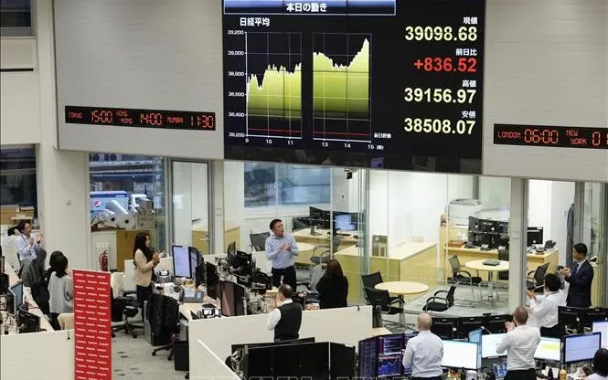 Giao dịch viên tại công ty chứng khoán ở Tokyo, Nhật Bản. Ảnh tư liệu: Kyodo/TTXVN
 Giao dịch viên tại công ty chứng khoán ở Tokyo, Nhật Bản. Ảnh tư liệu: Kyodo/TTXVN