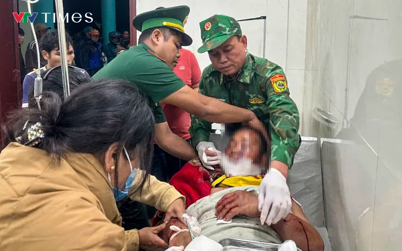 Lực lượng chức năng cùng người dân đang sơ cứu cho ông Nhương