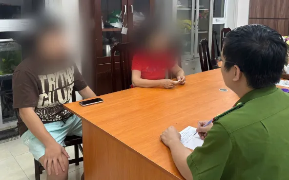 Công an xã Đại Thanh đã tuyên truyền, giải thích cho cháu N và gia đình về thủ đoạn lừa đảo. Ảnh: Cổng TTĐT Công an Hà Nội