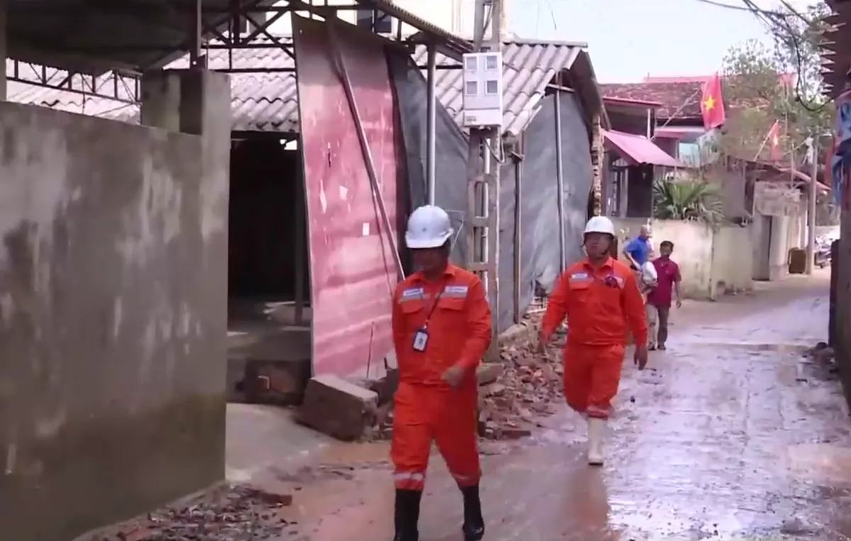 EVN H&agrave; Nội khẩn trương kh&ocirc;i phục điện sau mưa lũ - Ảnh 2.