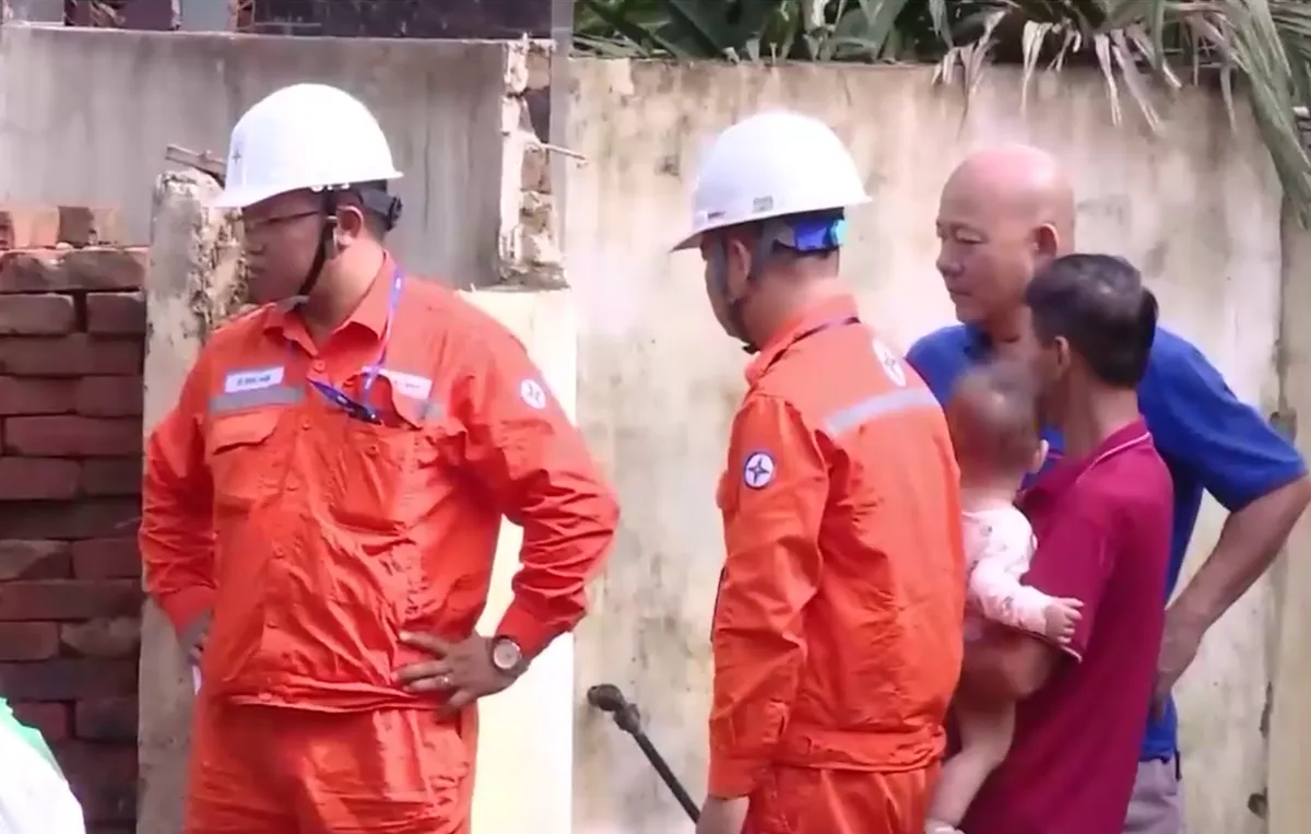 EVN H&agrave; Nội khẩn trương kh&ocirc;i phục điện sau mưa lũ - Ảnh 3.