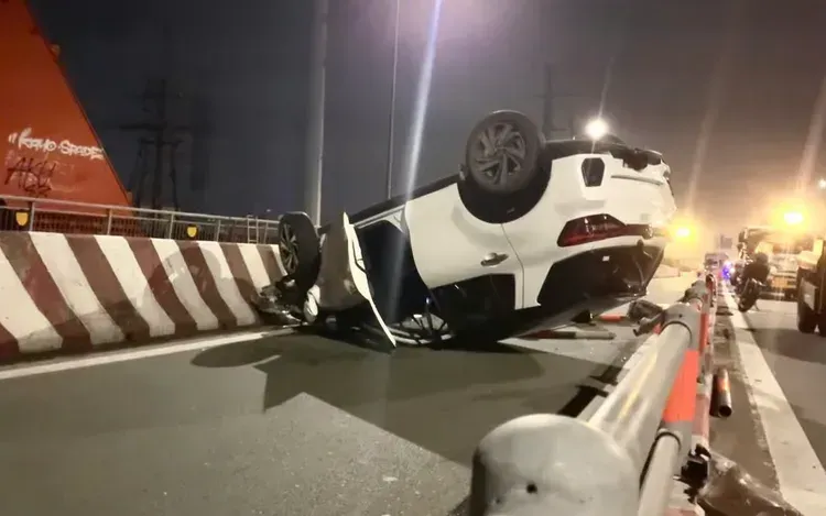  Ô tô lật ngửa, chắn ngang cầu sau va chạm (Ảnh: PLO)