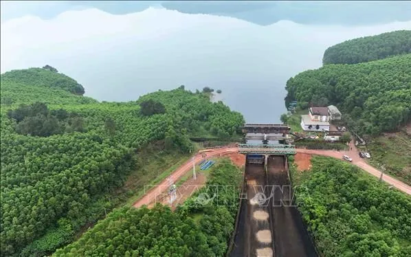 Các hồ chứa lớn trên địa bàn Hà Tĩnh chủ động xả tràn để ứng phó mưa lớn. Ảnh tư liệu - minh họa: Hữu Quyết/TTXVN Các hồ chứa lớn trên địa bàn Hà Tĩnh chủ động xả tràn để ứng phó mưa lớn. Ảnh tư liệu - minh họa: Hữu Quyết/TTXVN