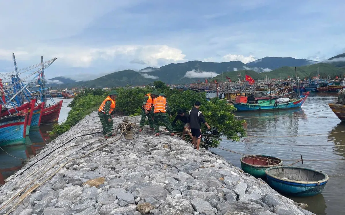 Lực lượng chức năng kêu gọi tàu thuyền về nơi tránh trú an toàn. Lực lượng chức năng kêu gọi tàu thuyền về nơi tránh trú an toàn.
