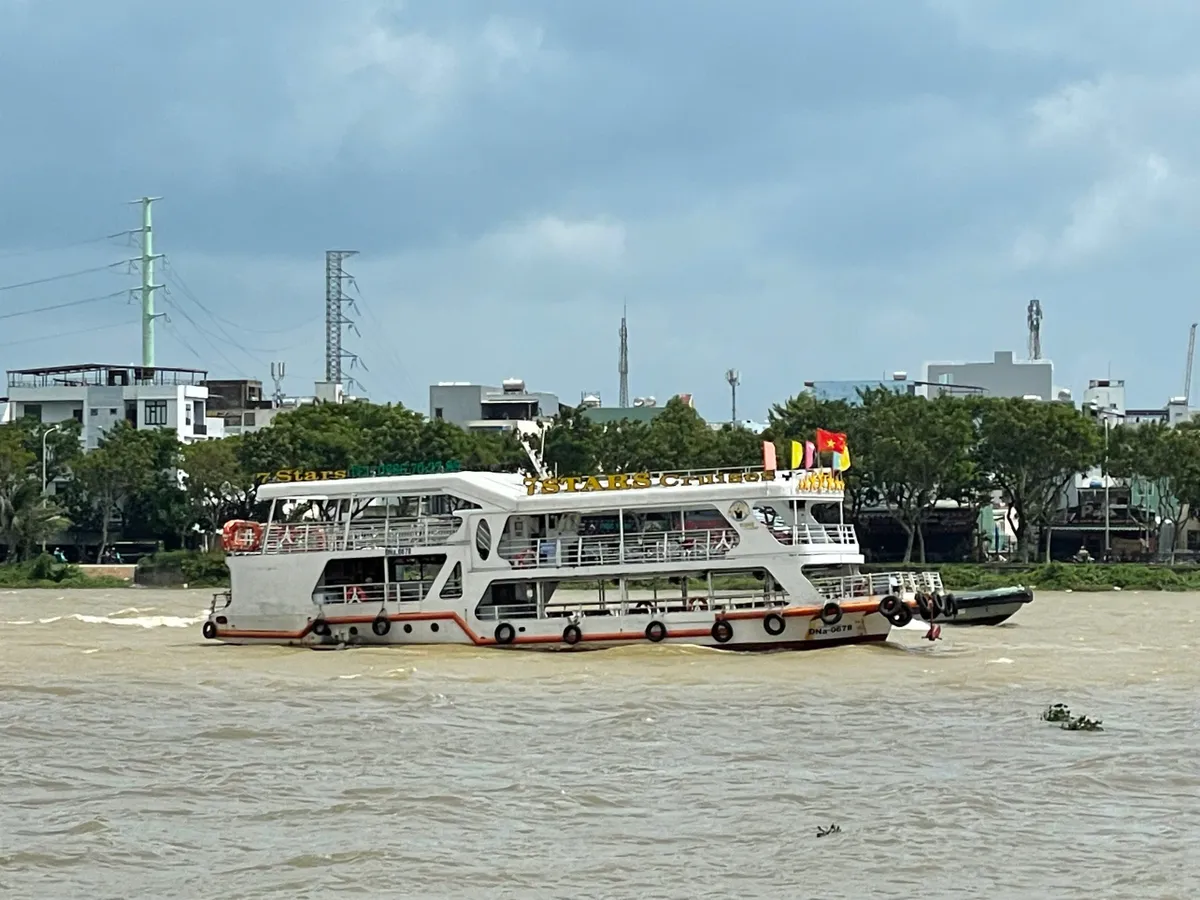 Đà Nẵng di dời toàn bộ tàu du lịch tránh bão số 12 - Ảnh 1.