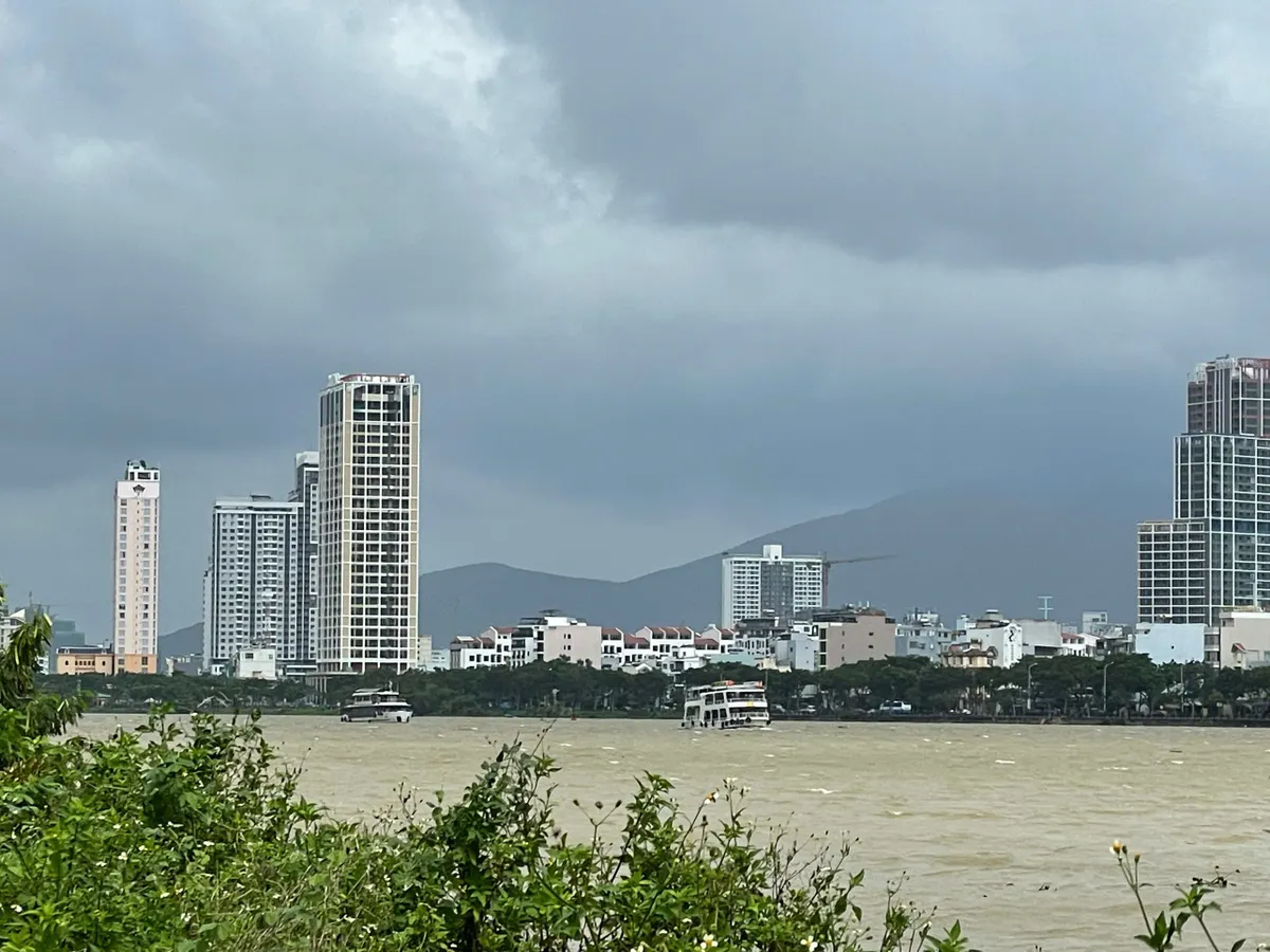 Đà Nẵng di dời toàn bộ tàu du lịch tránh bão số 12 - Ảnh 2.