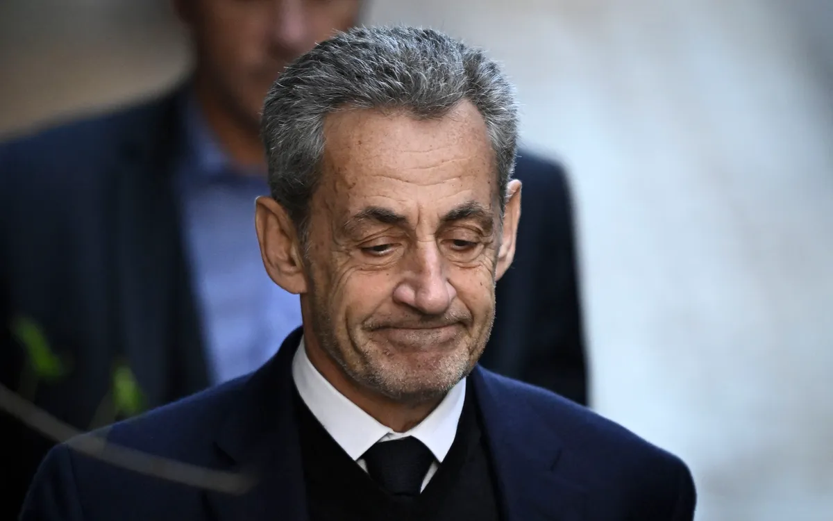 Cựu Tổng thống Pháp Nicolas Sarkozy rời khỏi nơi cư trú để đến nhà tù La Sante thụ án 5 năm tù (Ảnh: AFP) Cựu Tổng thống Pháp Nicolas Sarkozy rời khỏi nơi cư trú để đến nhà tù La Sante thụ án 5 năm tù (Ảnh: AFP)