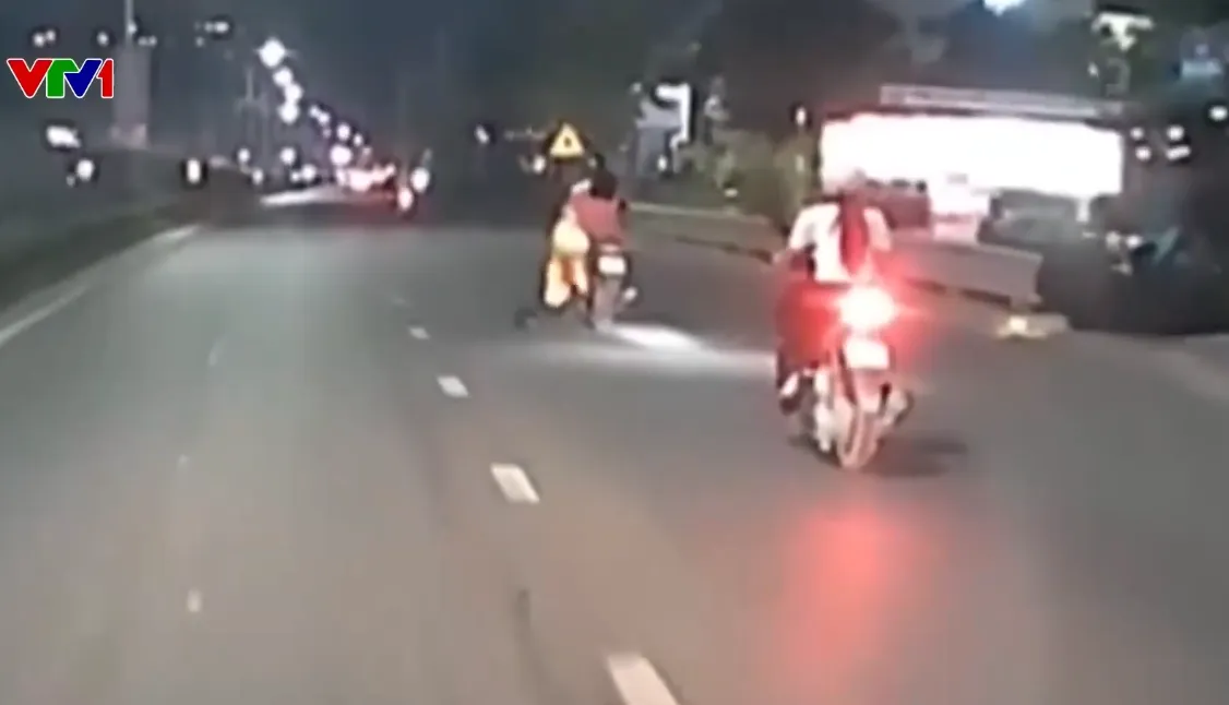 Tà áo dài cuốn vào bánh xe máy, người phụ nữ hoảng hốt nhảy khỏi xe - Ảnh 1.