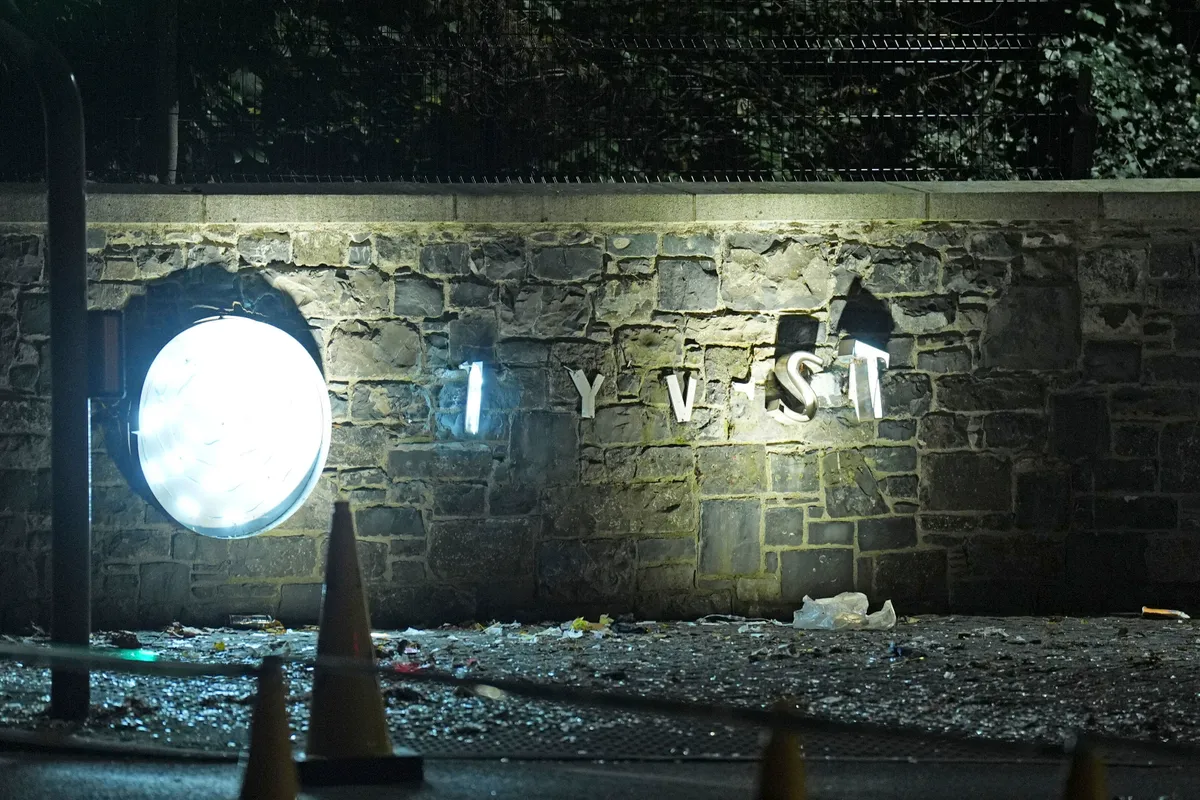 Biểu tình bạo lực bùng phát, trực thăng cảnh sát bị chiếu tia laser ở Dublin, Ireland - Ảnh 2. Biểu tình bạo lực bùng phát, trực thăng cảnh sát bị chiếu tia laser ở Dublin, Ireland - Ảnh 2.