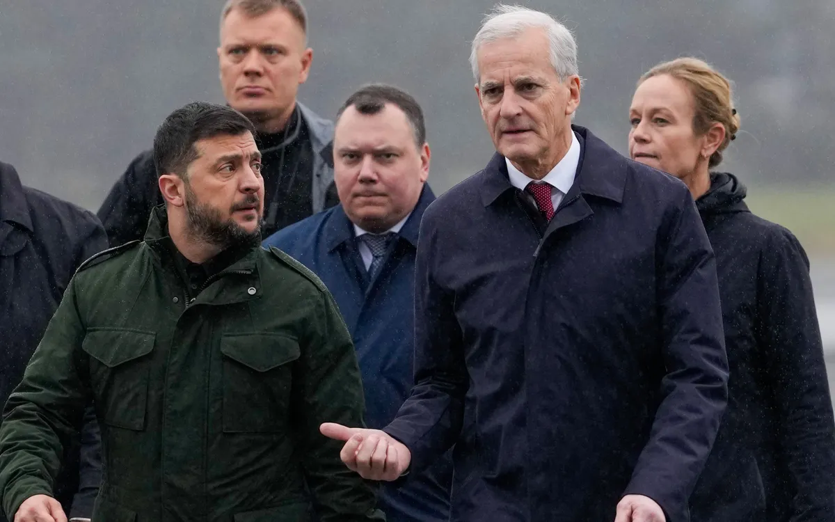Thủ tướng Na Uy Jona Gahr Store (phải) chào đón Tổng thống Ukraine Zelensky khi ông đến Gardermoen, Na Uy, ngày 22/10/2025 (Ảnh: AP) Thủ tướng Na Uy Jona Gahr Store (phải) chào đón Tổng thống Ukraine Zelensky khi ông đến Gardermoen, Na Uy, ngày 22/10/2025 (Ảnh: AP)