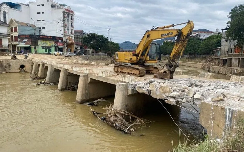 Ngày 22/10, cây cầu ngầm bắc qua Sông Hiến, phương Thục Phán, tỉnh Cao Bằng chính thức bị dỡ bỏ. (Ảnh: Quốc Đạt/TTXVN)