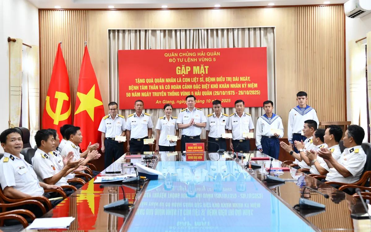 Đại tá Hoàng Quốc Hoàn, Phó Chính ủy Vùng 5 Hải quân trao quà tặng thân nhân liệt sĩ, bệnh nhân điều trị bệnh dài ngày, bệnh tâm thần và có hoàn cảnh đặc biệt khó khăn