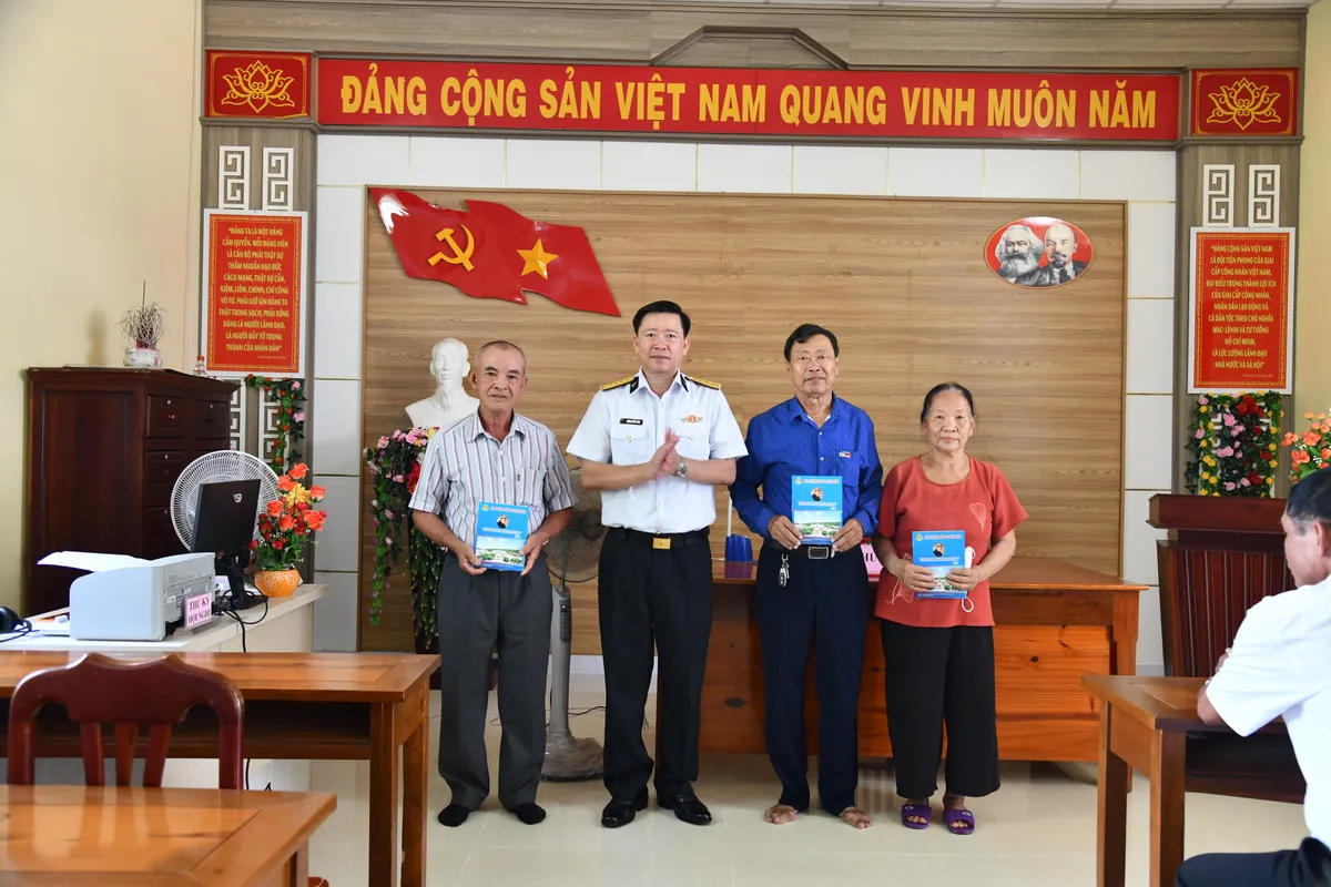 Bộ Tư lệnh Vùng 5 Hải quân tri ân các gia đình chính sách - Ảnh 1.