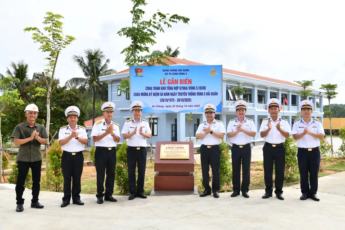 Bộ Tư lệnh Vùng 5 Hải quân tri ân các gia đình chính sách - Ảnh 2.