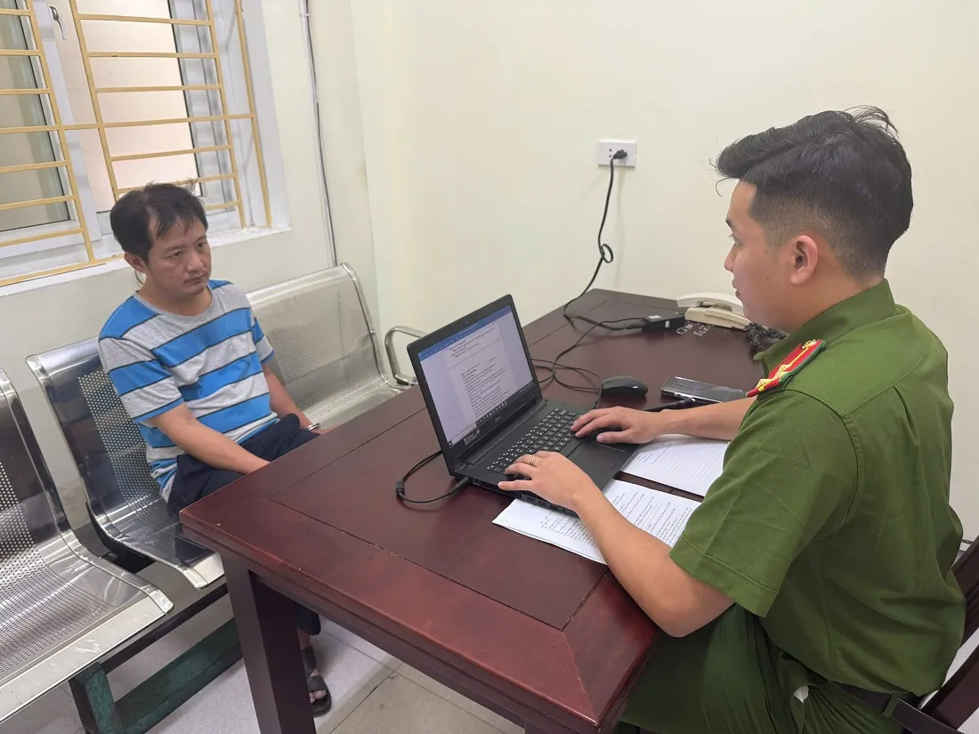 Tạm giữ hình sự tài xế hất văng thiếu tá cảnh sát giao thông lên capo ô tô - Ảnh 1.