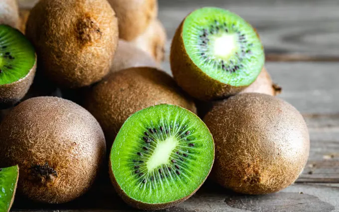 Trái kiwi chứa nhiều chất xơ và vitamin C, giúp hỗ trợ hệ tiêu hóa khỏe mạnh. Ảnh: Getty images Trái kiwi chứa nhiều chất xơ và vitamin C, giúp hỗ trợ hệ tiêu hóa khỏe mạnh. Ảnh: Getty images