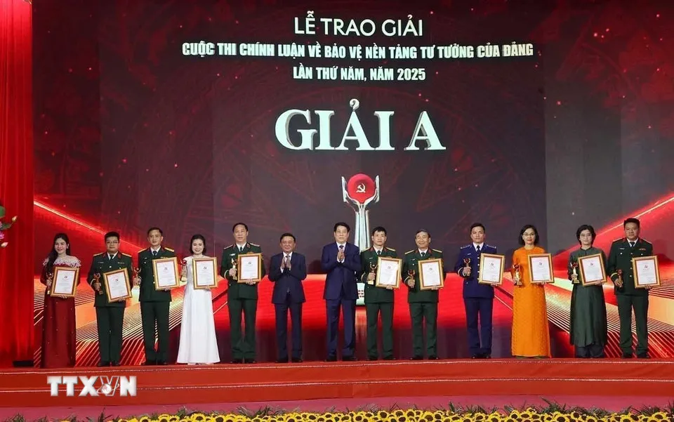 Chủ tịch nước Lương Cường dự Lễ trao giải Cuộc thi Ch&iacute;nh luận về Bảo vệ nền tảng tư tưởng của Đảng lần thứ Năm  - Ảnh 1.