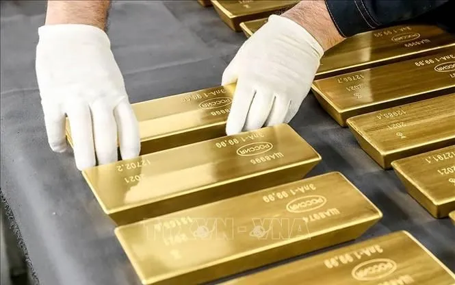 Vàng được trưng bày tại nhà máy Shchyolkovo của Tập đoàn kim loại quý Yuzhuralzoloto, Nga. Ảnh tư liệu: TASS/TTXVN Vàng được trưng bày tại nhà máy Shchyolkovo của Tập đoàn kim loại quý Yuzhuralzoloto, Nga. Ảnh tư liệu: TASS/TTXVN
