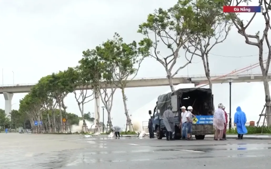 Do tác động của thủy triều, mực nước trên sông Hàn tại Đà Nẵng dâng cao, kết hợp gió mạnh tạo nên các đợt sóng cuộn đánh mạnh vào bờ kè gây hư hại.