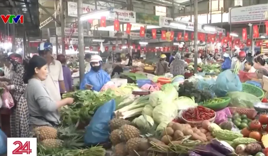 Người dân Đà Nẵng tích trữ nhu yếu phẩm, bọc xe chống ngập trước bão số 12 - Ảnh 1.