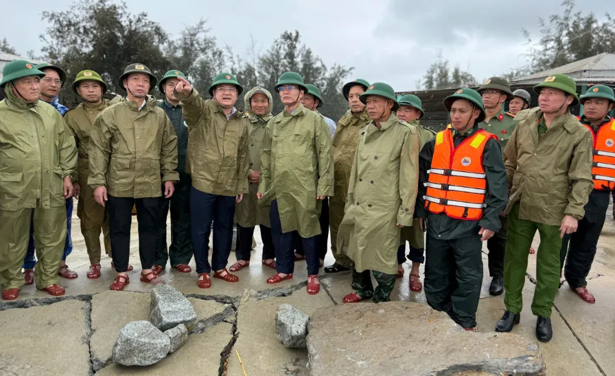 Huế: Gió mạnh và sóng lớn, nước biển dâng ngập khu dân cư ven biển Thuận An - Ảnh 1.
