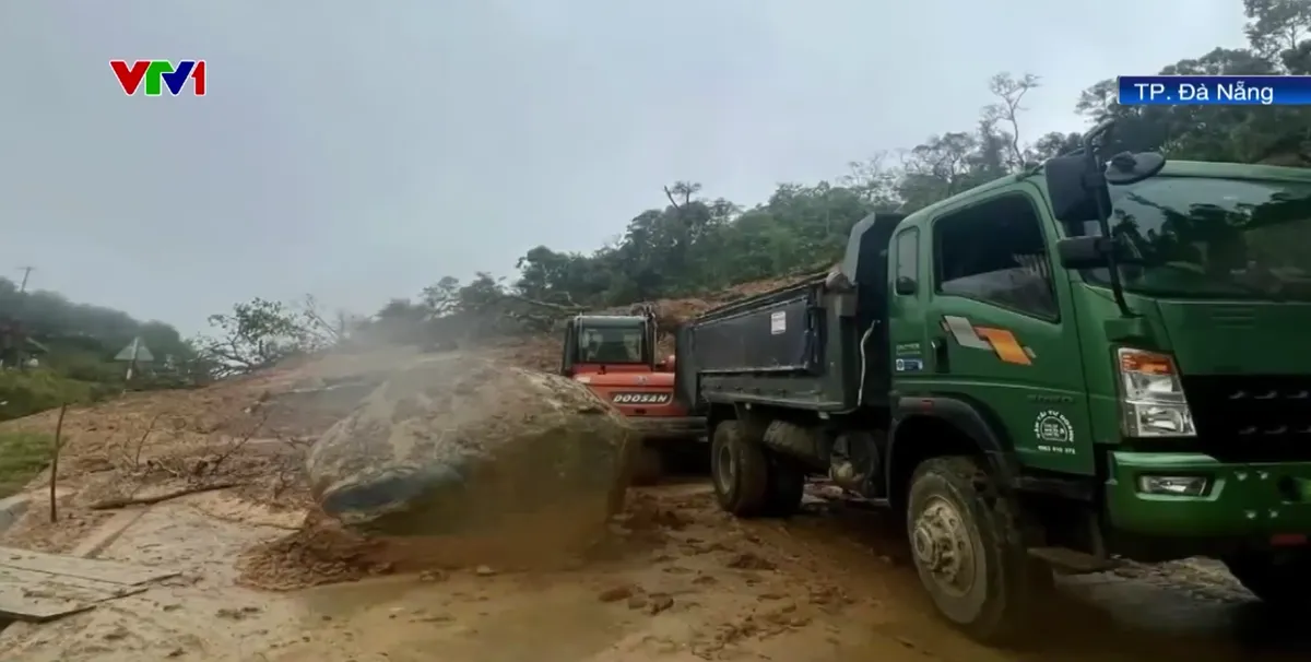 Sạt lở trên tuyến đường lên cửa khẩu Tây Giang - Ảnh 1.