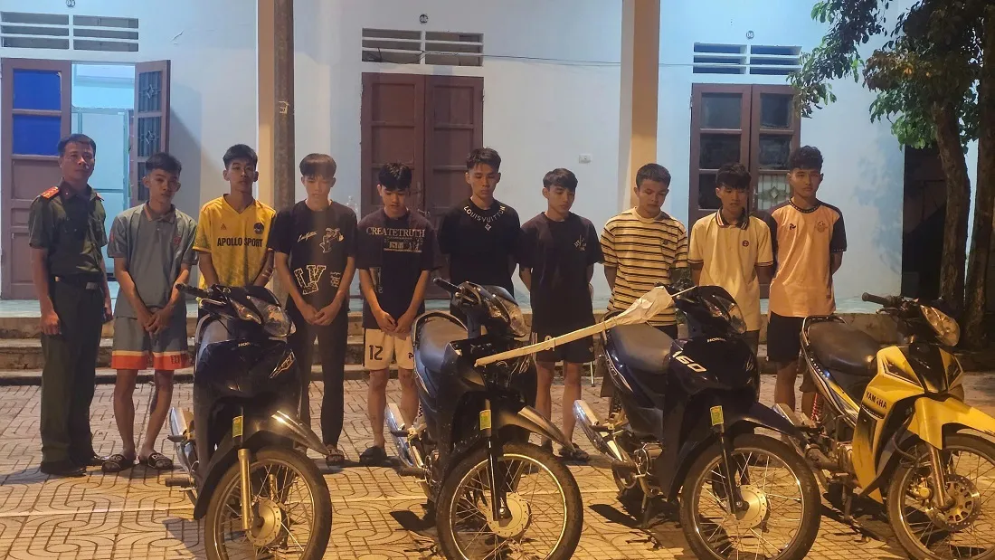 Gần 50 thanh thiếu niên mang hung khí hẹn đánh nhau vì mâu thuẫn trên mạng - Ảnh 1.