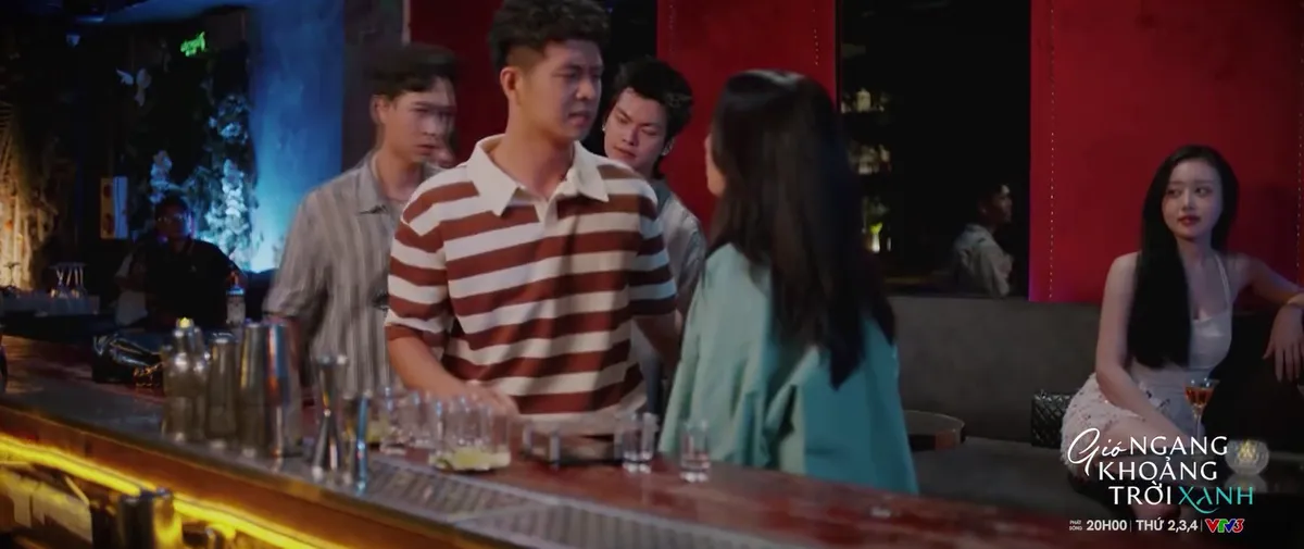 Gió ngang khoảng trời xanh - Tập 33: Bị khinh 'rẻ tiền', Ngân đánh chàng trai giữa quán bar - Ảnh 2.