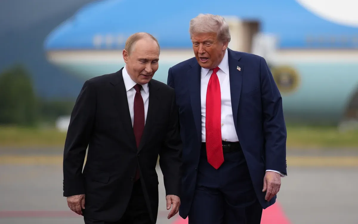 Tổng thống Trump (bên phải) cùng Tổng thống Putin đến Căn cứ chung Elmendorf-Richardson ở Anchorage, Alaska ngày 15/8/2025 để tham gia đàm phán hòa bình nhằm chấm dứt chiến tranh ở Ukraine (Ảnh: Politico/Getty Images) Tổng thống Trump (bên phải) cùng Tổng thống Putin đến Căn cứ chung Elmendorf-Richardson ở Anchorage, Alaska ngày 15/8/2025 để tham gia đàm phán hòa bình nhằm chấm dứt chiến tranh ở Ukraine (Ảnh: Politico/Getty Images)