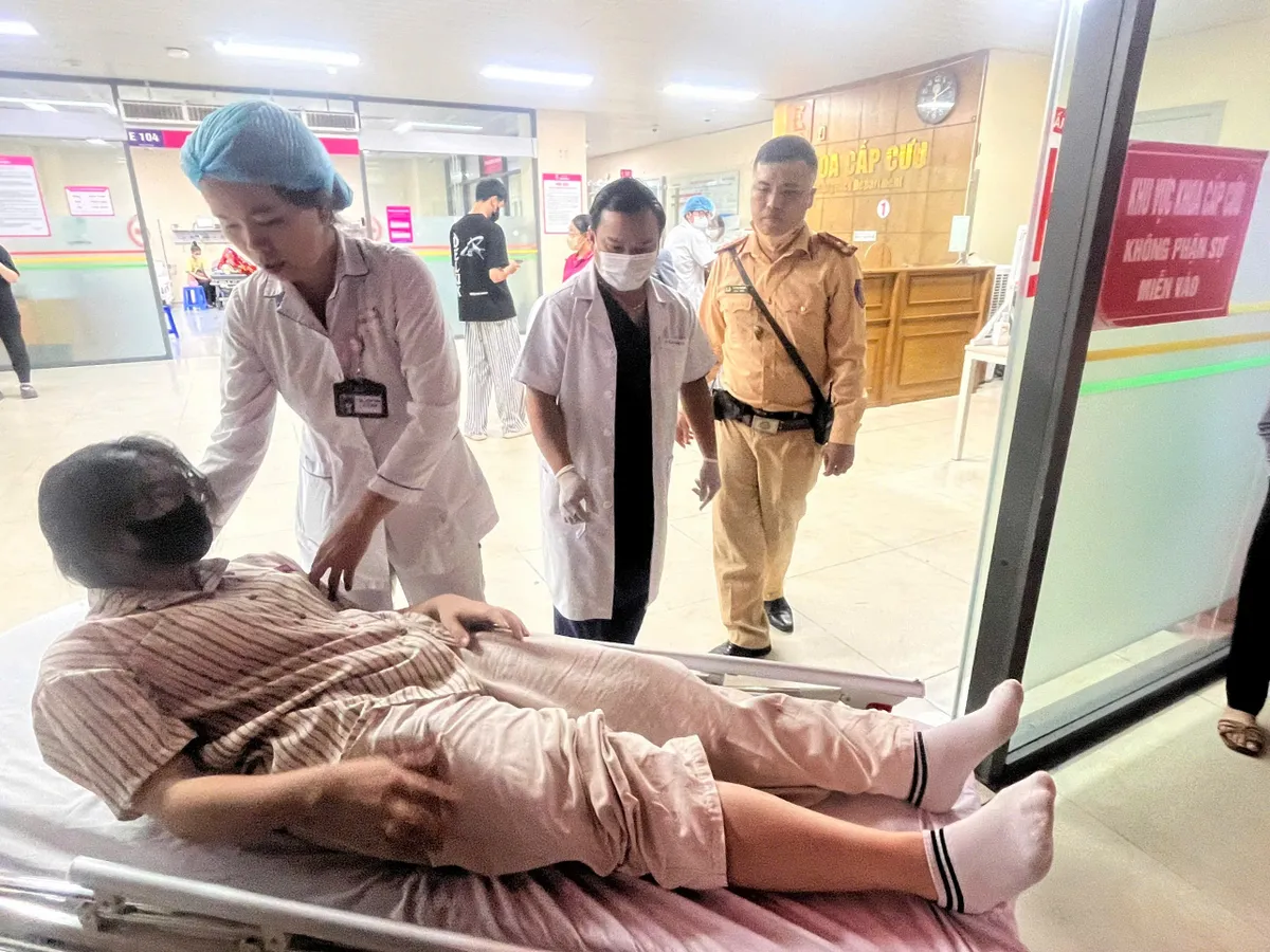 CSGT kịp thời hỗ trợ người bị tai nạn giao thông đi cấp cứu - Ảnh 1.
