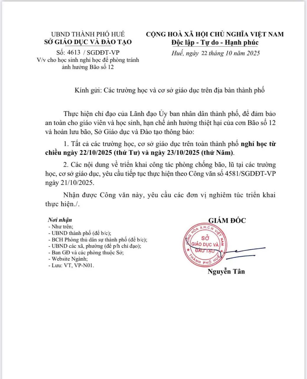 Huế - Đà Nẵng cho học sinh nghỉ học phòng tránh bão, lũ - Ảnh 1.