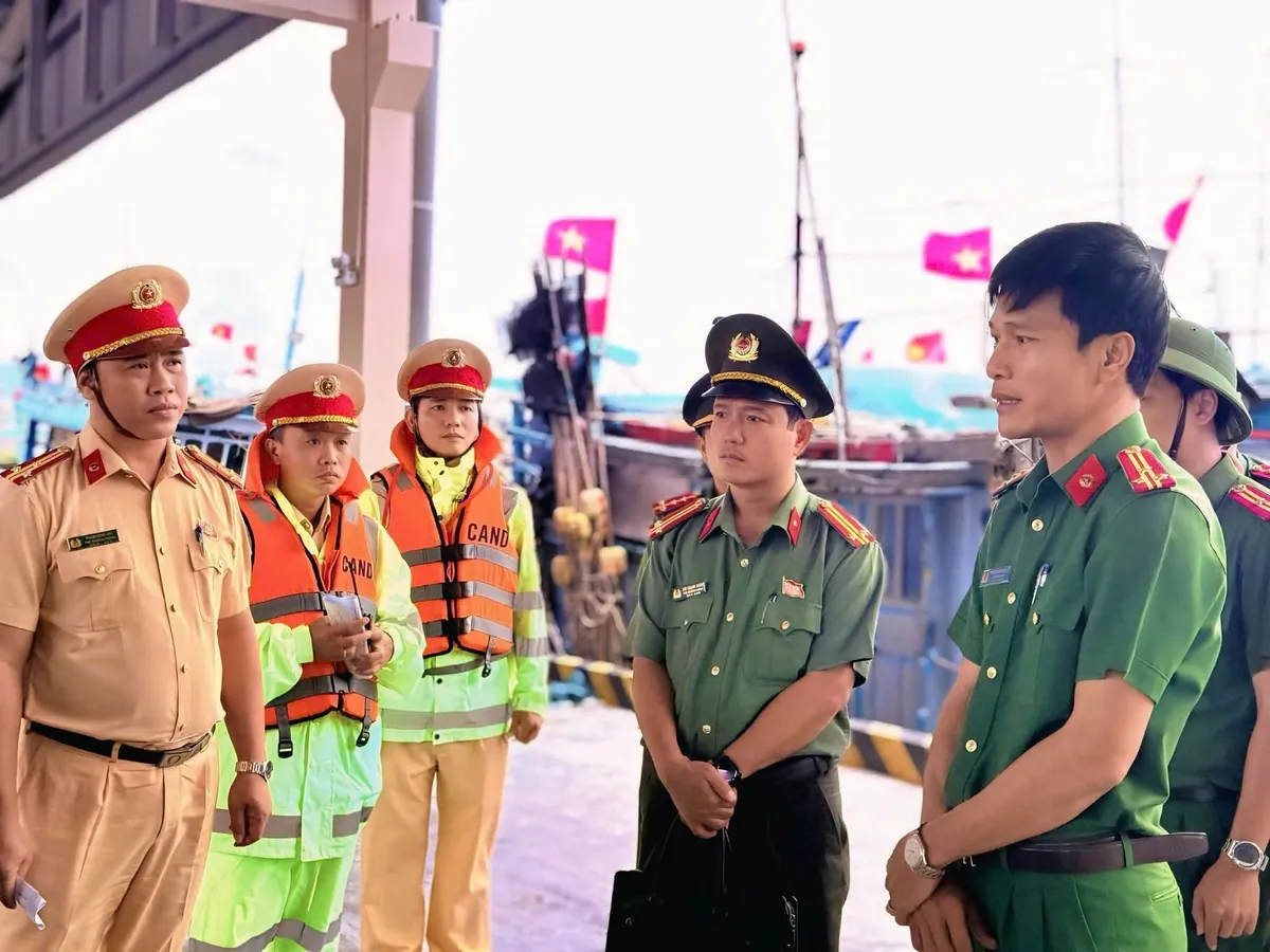 Công an Đà Nẵng chủ động triển khai lực lượng 24/24, bảo vệ an toàn cho người dân trong bão số 12 - Ảnh 1.