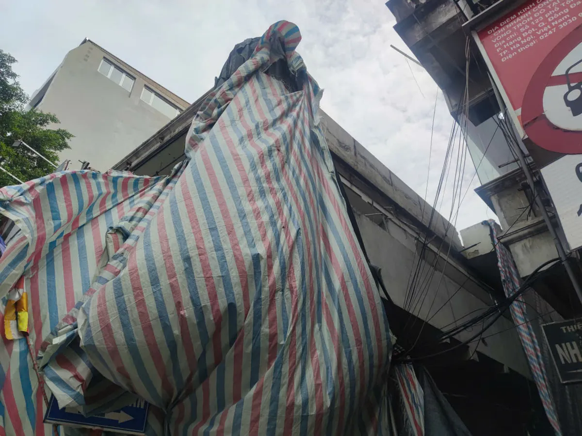 Người đàn ông bị tấm bê tông rơi trúng tử vong, Công an Hà Nội điều tra nguyên nhân - Ảnh 2.