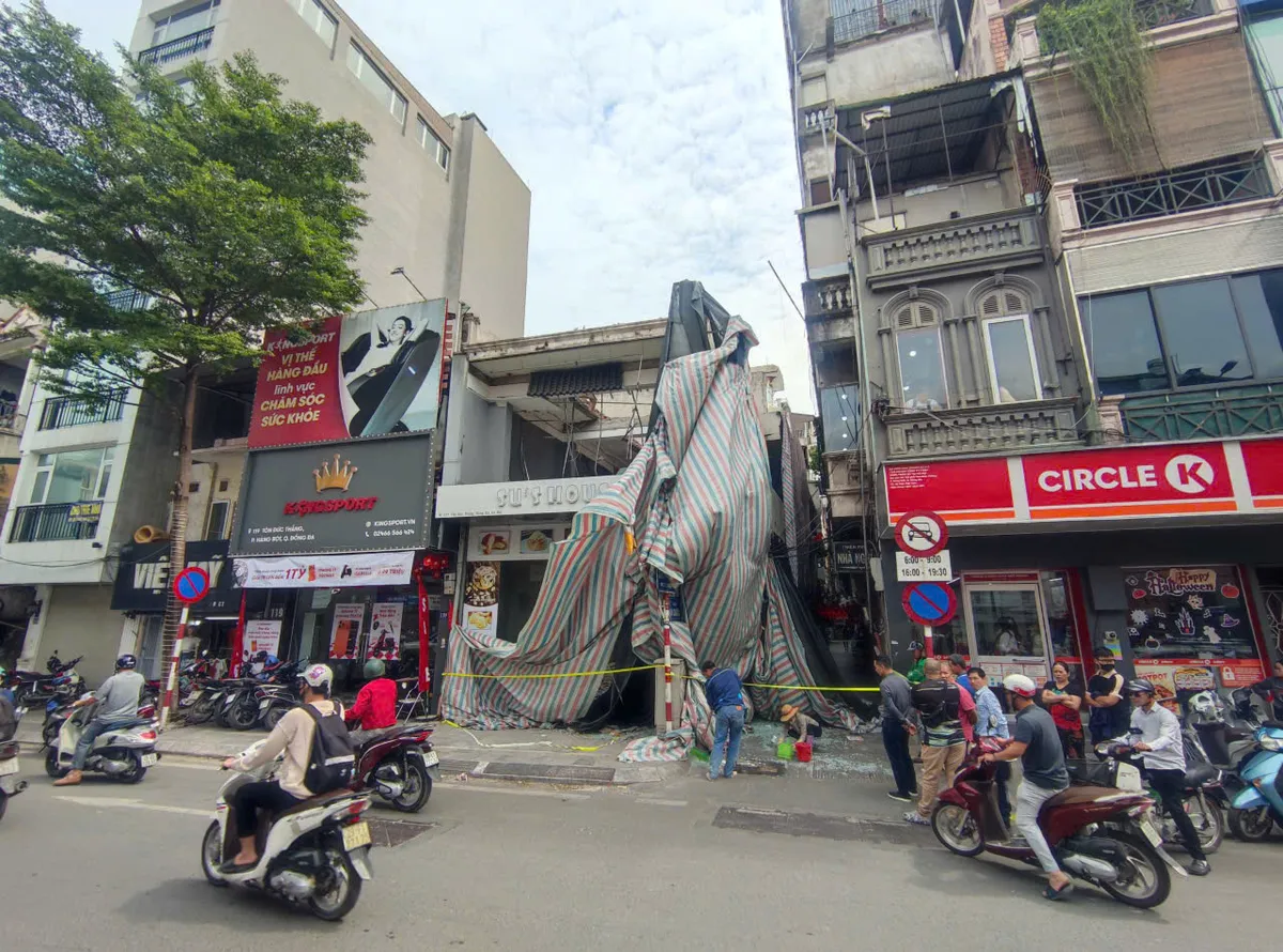 Hà Nội: Người đi đường bị tấm bê tông rơi từ nhà đang phá dỡ trúng người - Ảnh 1.