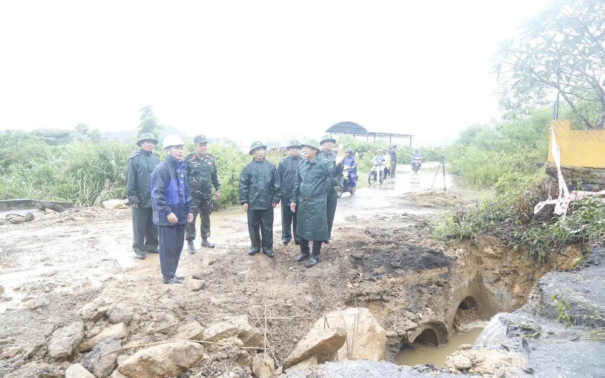 Đoàn công tác Quân khu 5 kiểm tra công tác ứng phó bão số 12 tại Đà Nẵng. Đoàn công tác Quân khu 5 kiểm tra công tác ứng phó bão số 12 tại Đà Nẵng.