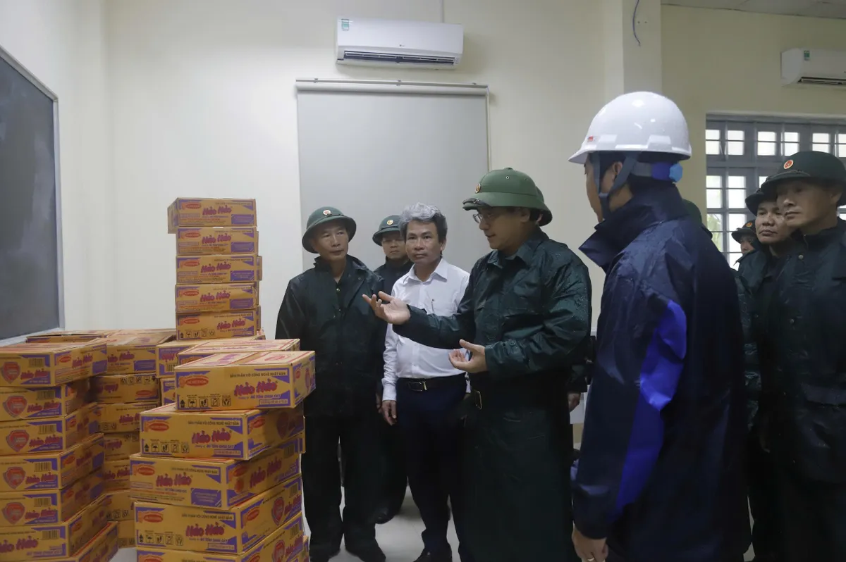 Quân khu 5 kiểm tra công tác ứng phó bão số 12 tại Đà Nẵng - Ảnh 3.