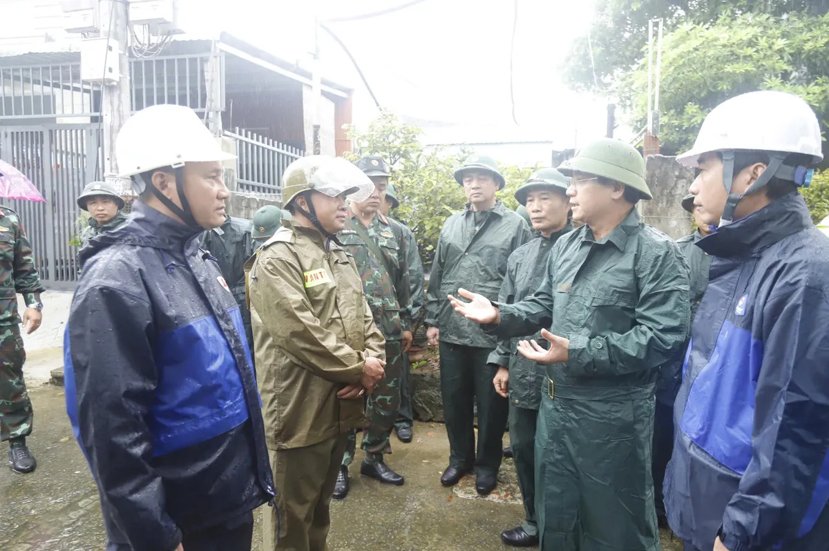 Quân khu 5 kiểm tra công tác ứng phó bão số 12 tại Đà Nẵng - Ảnh 4.