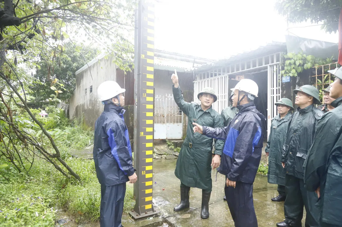 Quân khu 5 kiểm tra công tác ứng phó bão số 12 tại Đà Nẵng - Ảnh 2.