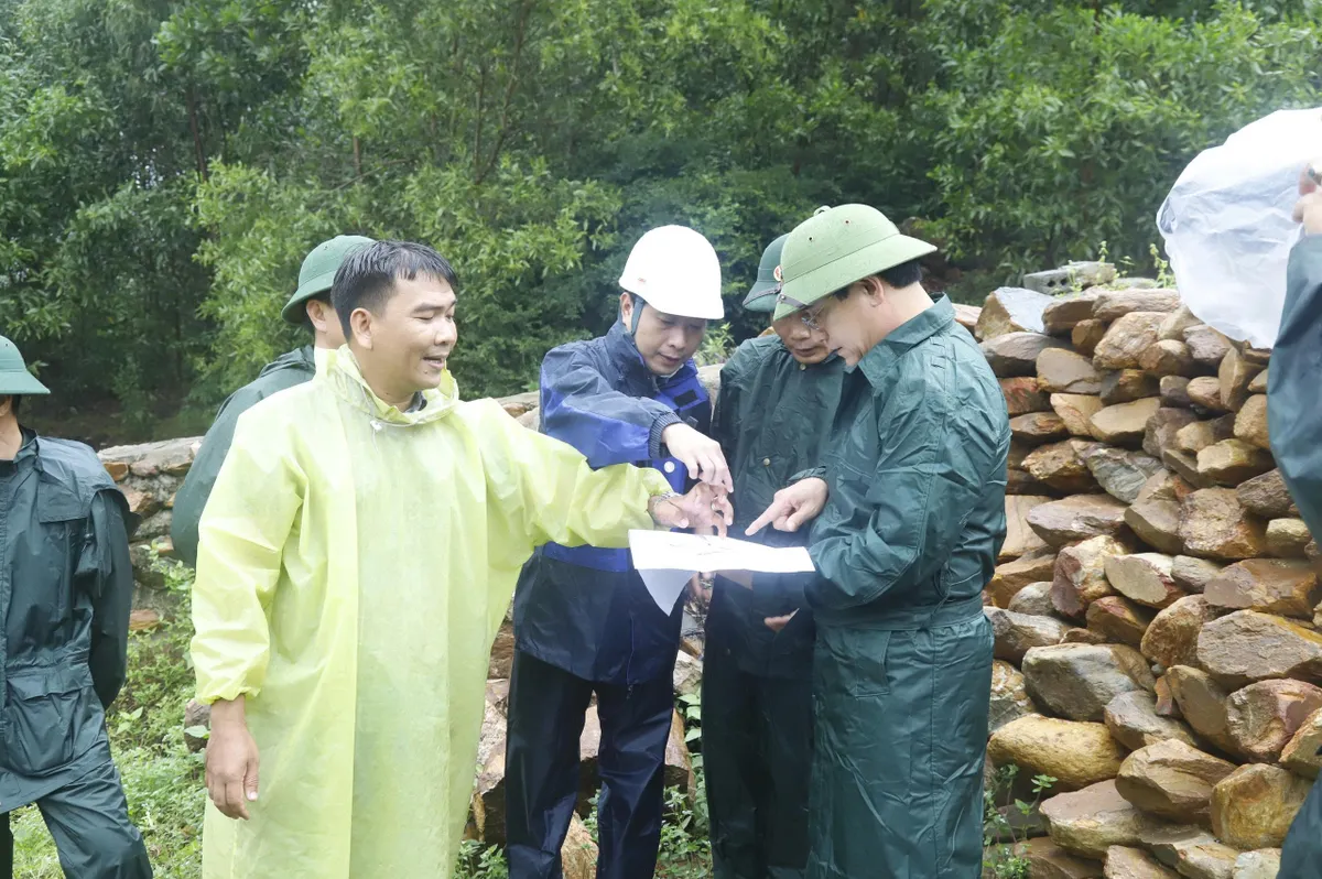 Quân khu 5 kiểm tra công tác ứng phó bão số 12 tại Đà Nẵng - Ảnh 1.