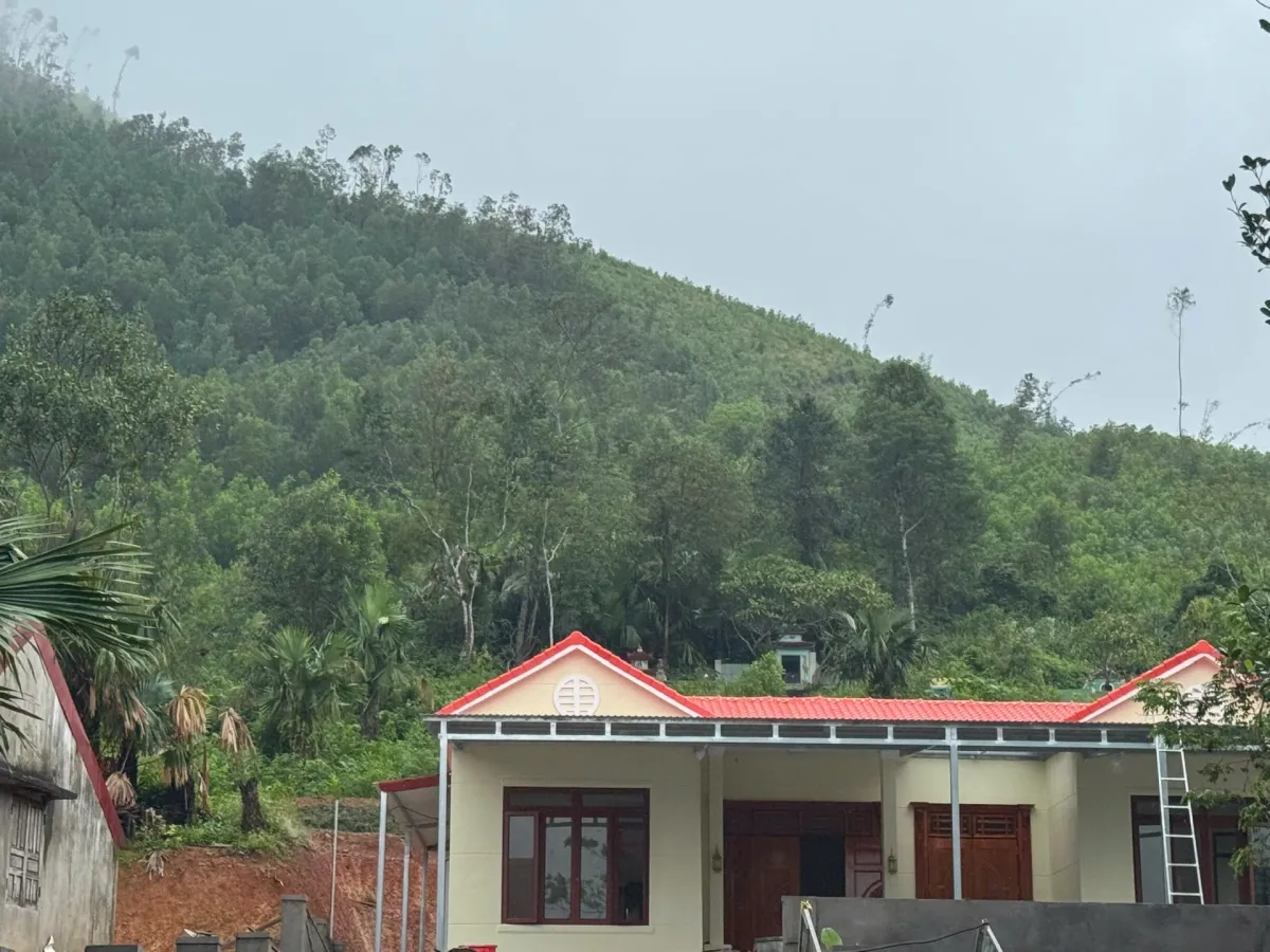 Mưa lớn gây sạt lở, chia cắt đường giao thông ở Quảng Trị - Ảnh 8.
