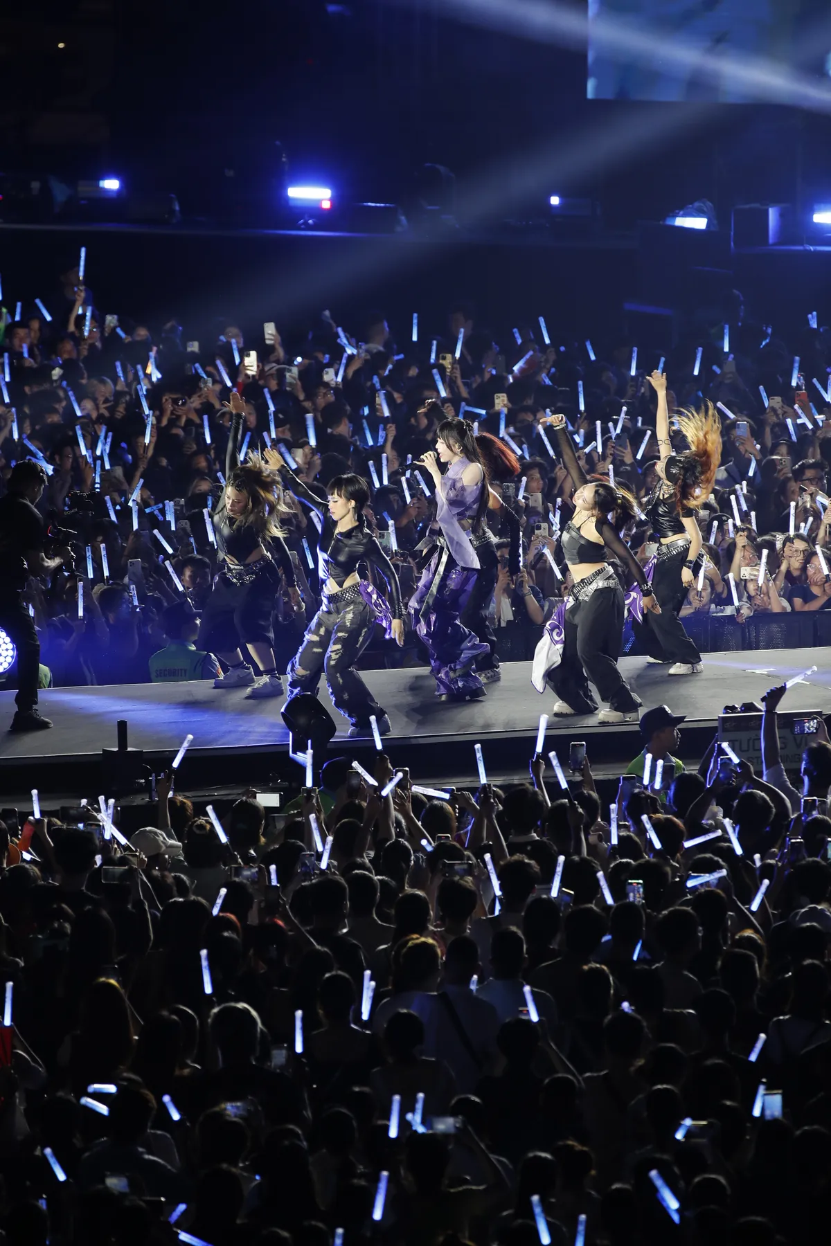  “Đu concert” hay cuộc đua tìm bản ngã? - Ảnh 2.